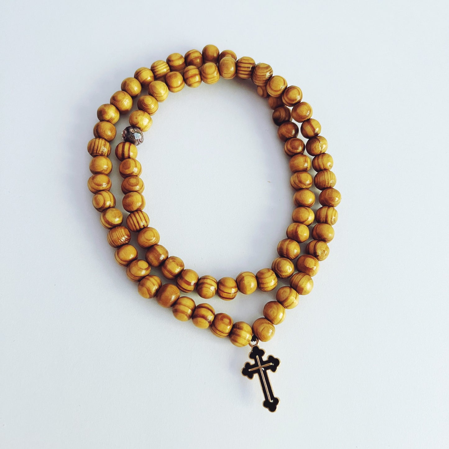Bracelet de prière en bois de 75 perles avec entretoises lavande et croix émaillée noire