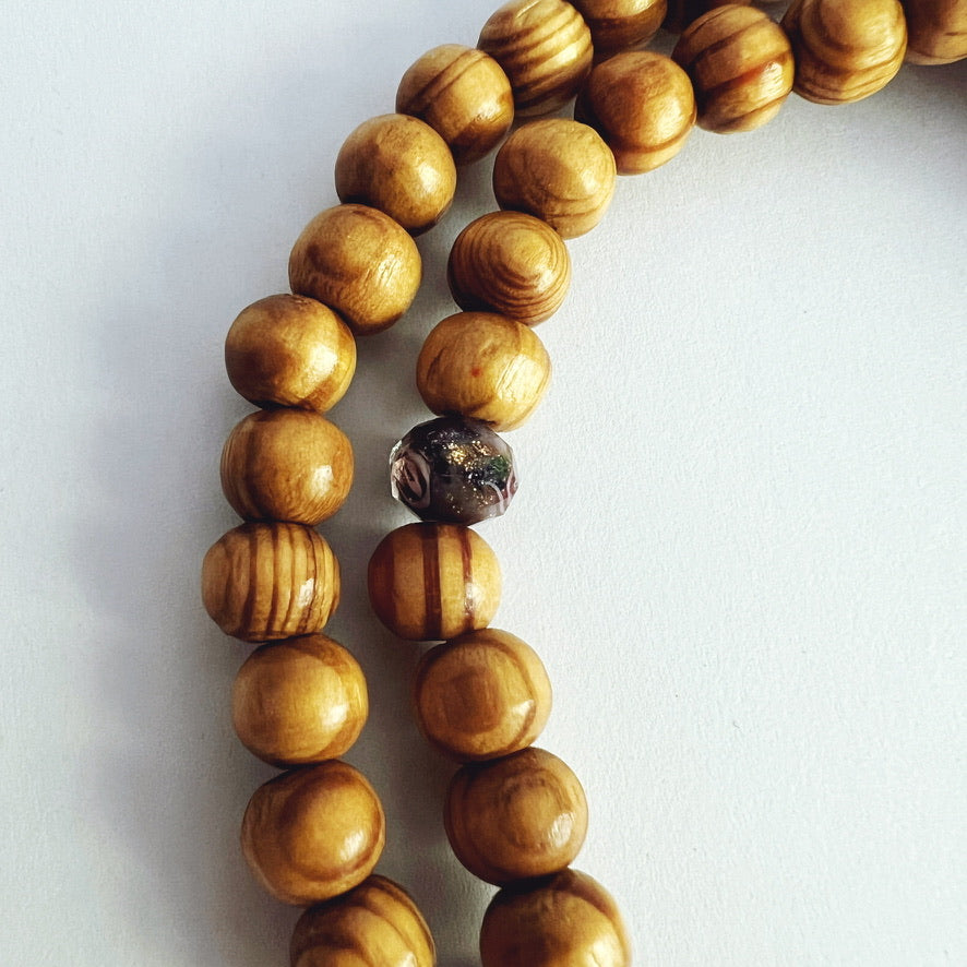 Bracelet de prière en bois de 75 perles avec entretoises lavande et croix émaillée noire