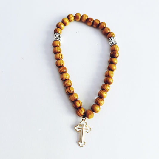 Pulsera de oración de madera de 33 cuentas con separadores de plata y cruz esmaltada en blanco