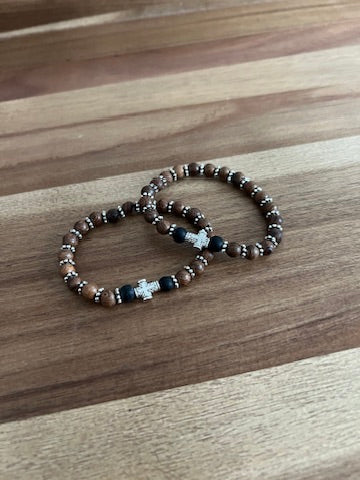 Pulsera de oración de madera oscura de 33 cuentas con espaciadores rojos de cruz plateada