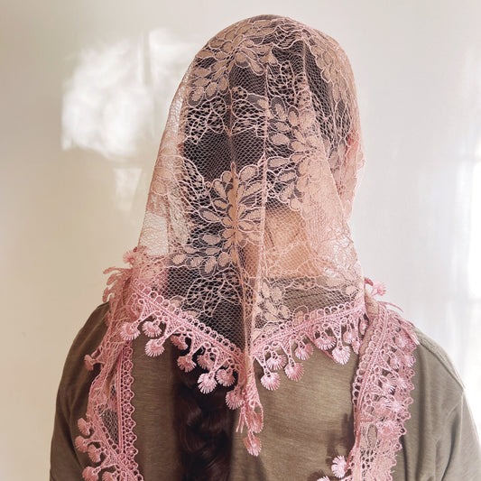 Cobertura para la cabeza con encaje triangular