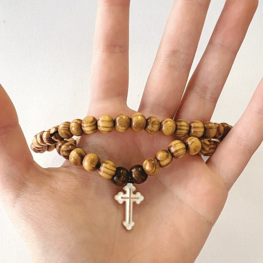 Pulsera de oración de madera de 75 cuentas con cruz esmaltada blanca