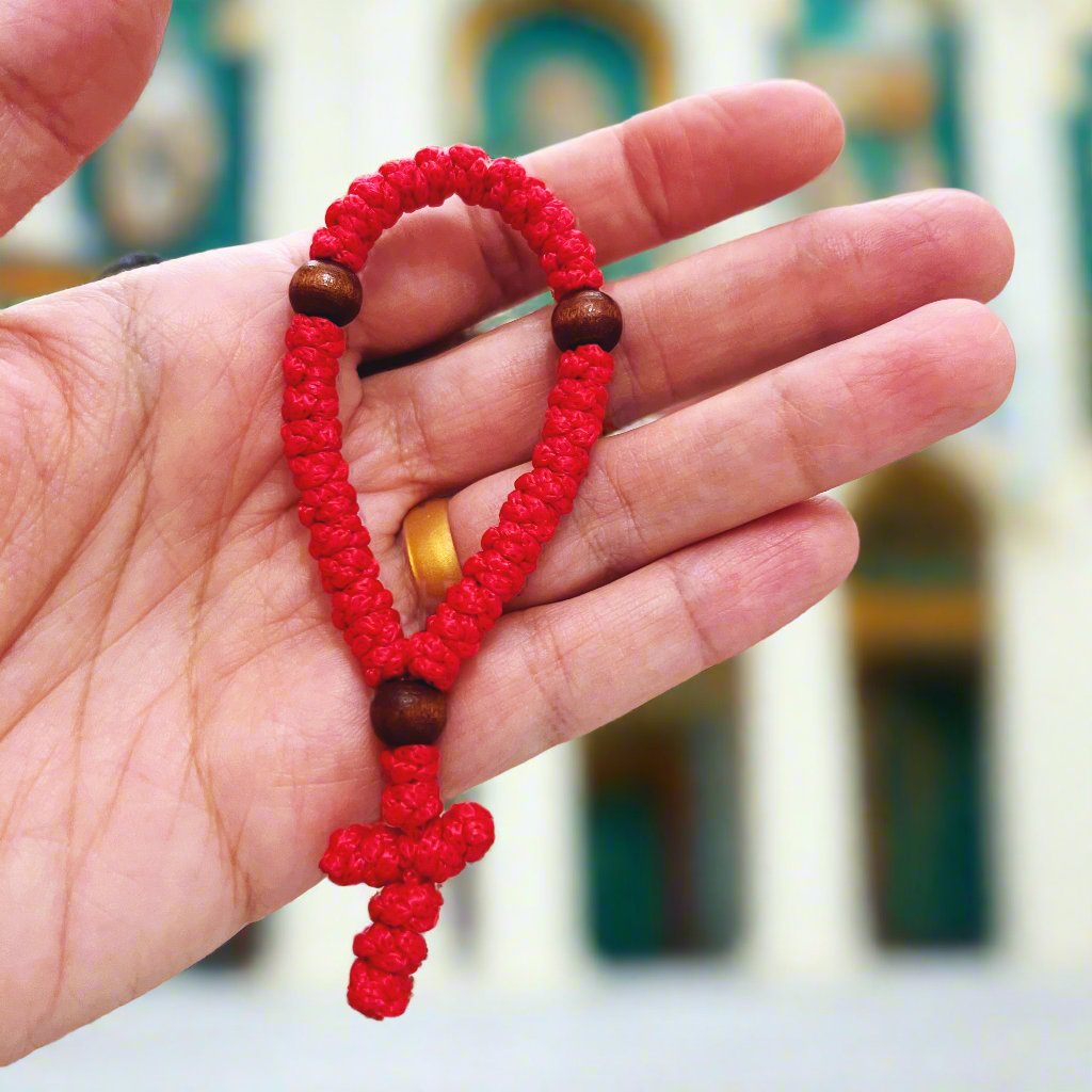 Paracord rojo de 33 nudos con cruz colgante