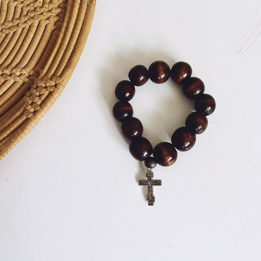 Bracelet de prière en bois foncé à 12 perles avec crucifix