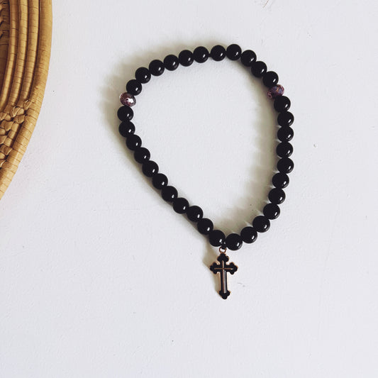 Pulsera de oración de 33 cuentas de ébano con separadores de lavanda y cruz esmaltada en negro