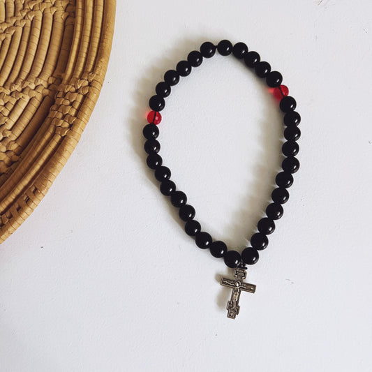 Pulsera de oración de ébano de 33 cuentas con separadores rojos y crucifijo de plata