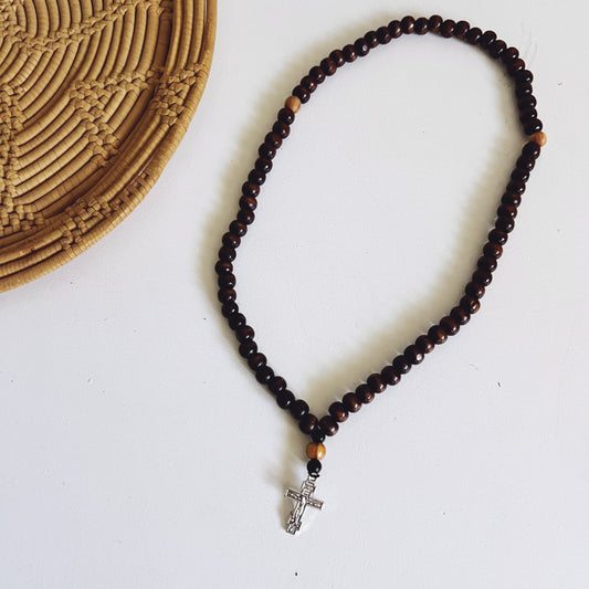 Pulsera de oración de madera oscura de 75 cuentas con cuentas espaciadoras de madera