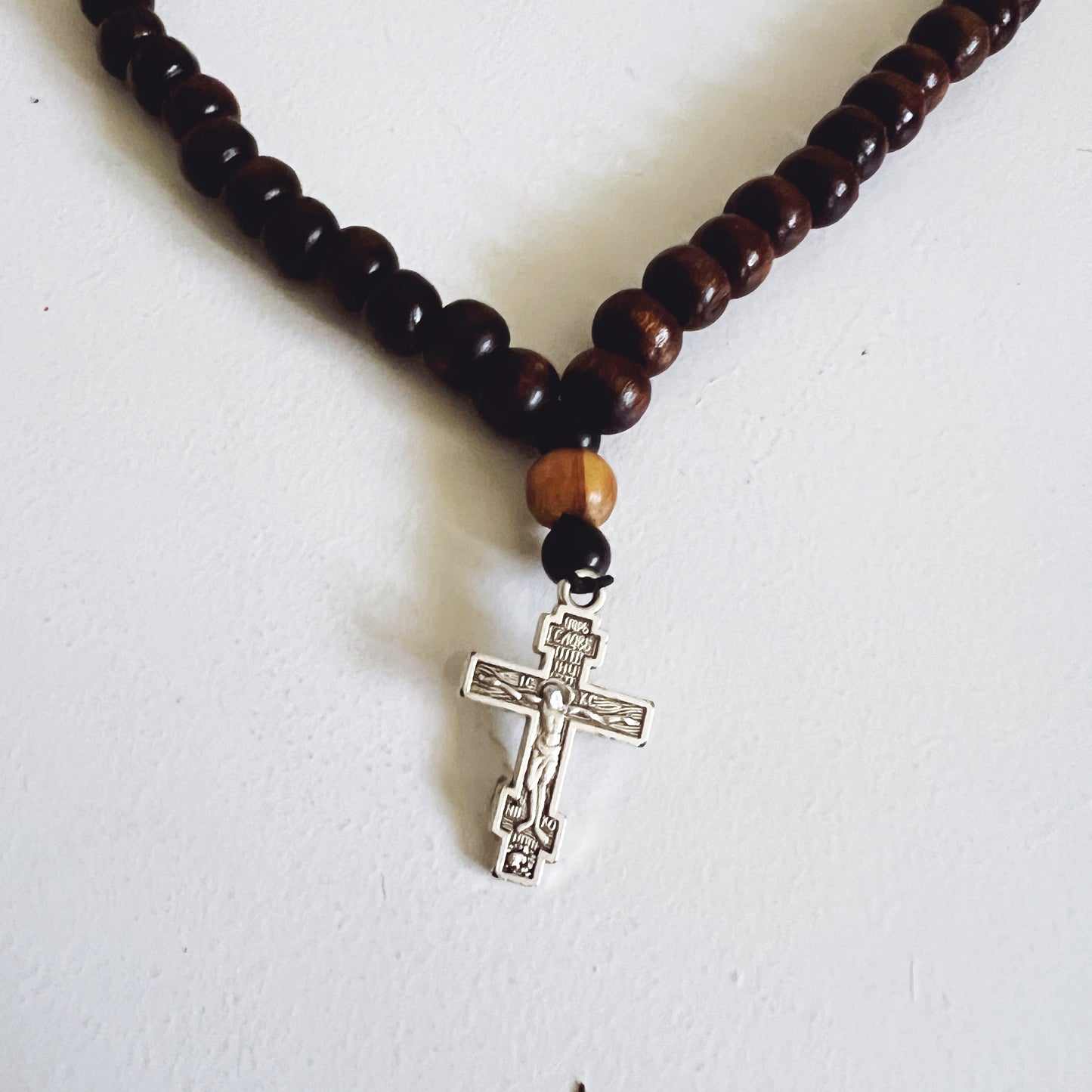 Bracelet de prière en bois foncé à 75 perles avec perles d'espacement en bois