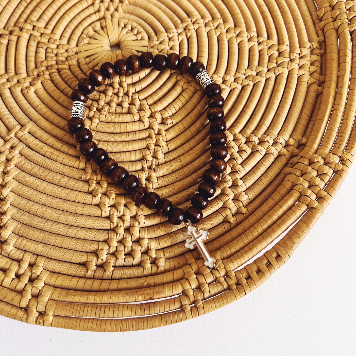 Pulsera de oración de madera oscura de 33 cuentas con cruz blanca