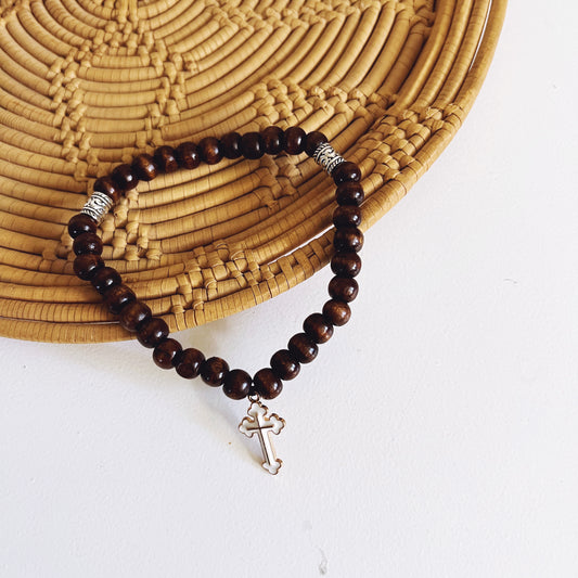Pulsera de oración de madera oscura de 33 cuentas con cruz blanca