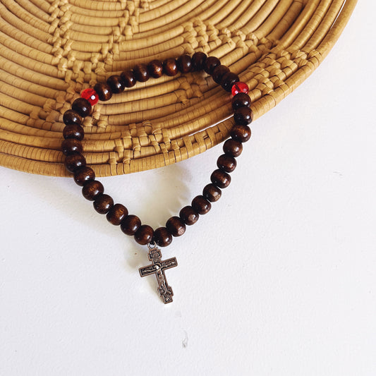 Pulsera de oración de madera oscura de 33 cuentas con espaciadores rojos de cruz plateada