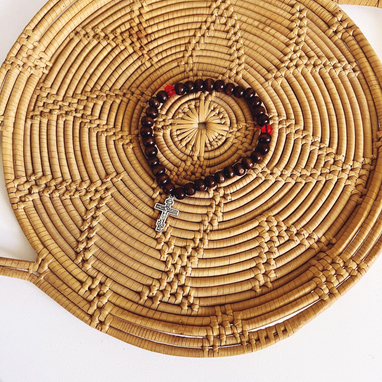 Pulsera de oración de madera oscura de 33 cuentas con espaciadores rojos de cruz plateada