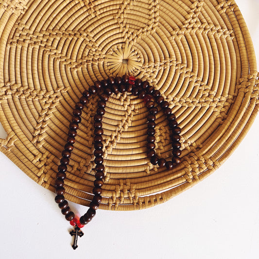 Pulsera de oración de madera oscura de 75 cuentas con espaciadores rojos