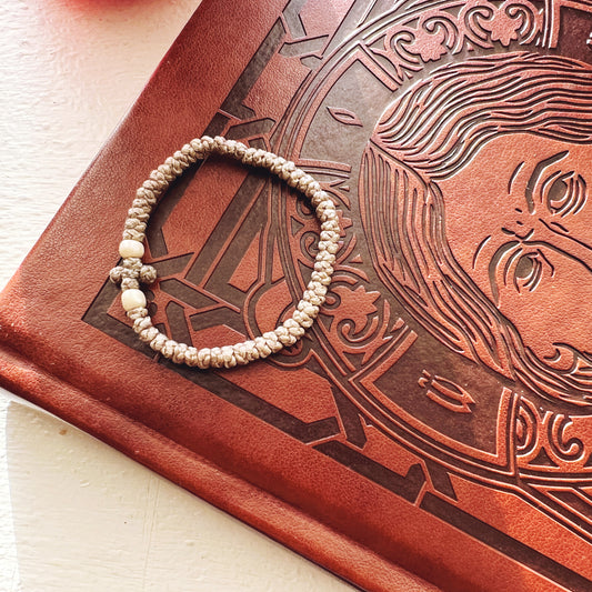 Mini Paracord gris de 50 nudos con espaciadores blancos