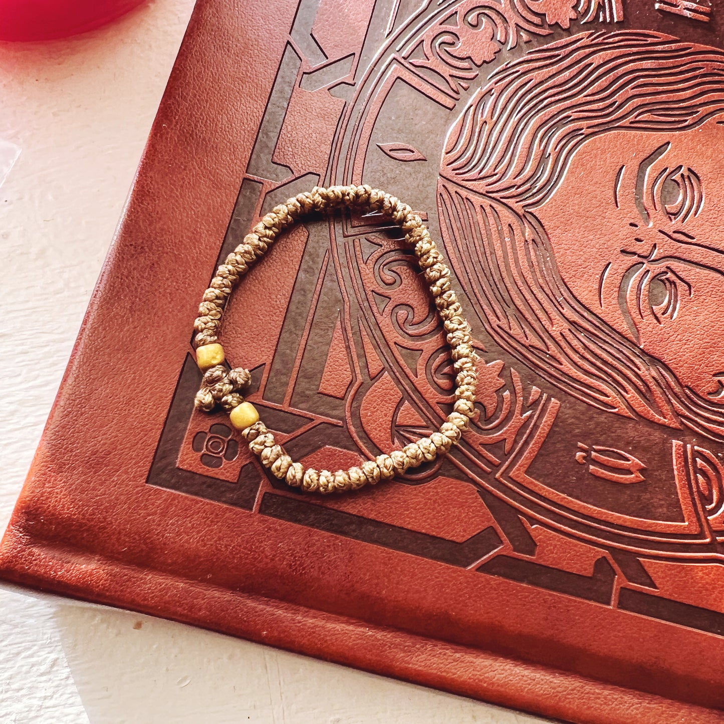 Mini Paracord de bronce de 50 nudos con espaciadores dorados