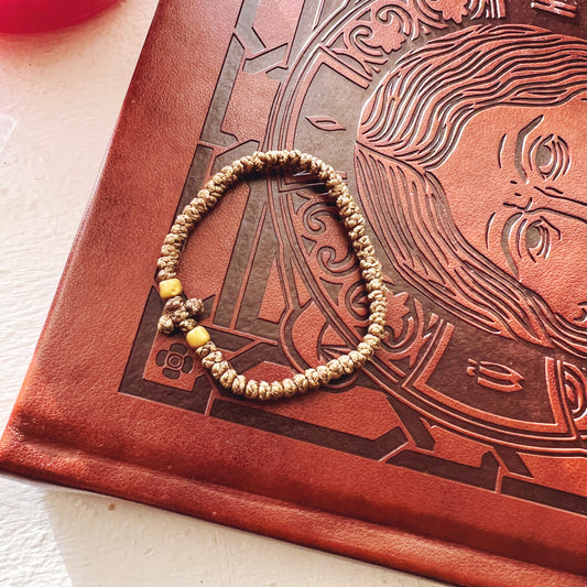 Mini Paracord de bronce de 50 nudos con espaciadores dorados