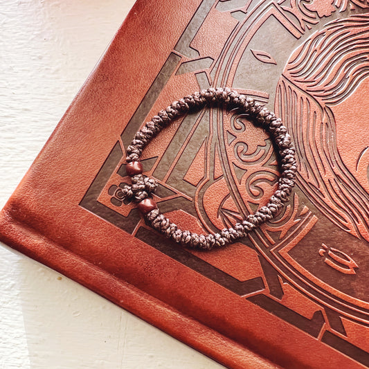 Mini Paracord marrón chocolate de 50 nudos con espaciadores marrones