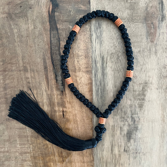 Cordón de satén negro de 50 nudos con borla