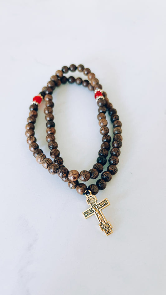 Pulsera de oración de madera oscura de 75 cuentas con espaciadores rojos