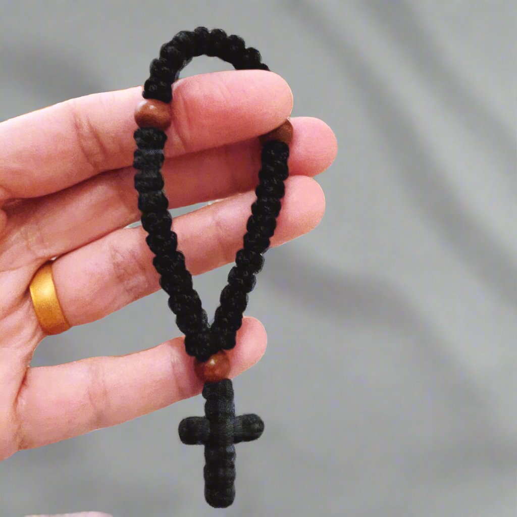 Paracorde noire 33 nœuds avec croix suspendue