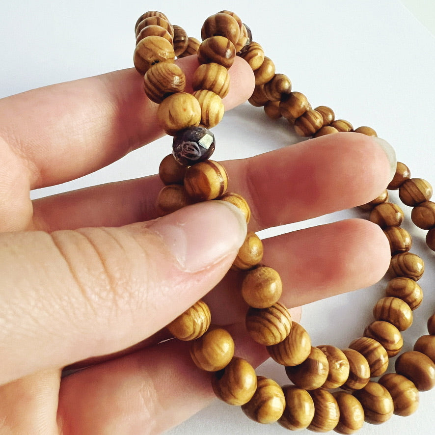Bracelet de prière en bois de 75 perles avec entretoises lavande et croix émaillée noire