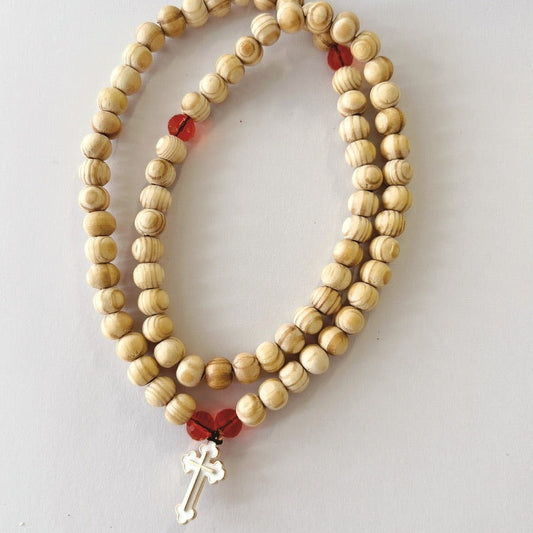 Pulsera de oración de madera de 75 cuentas con cuentas espaciadoras rojas y cruz esmaltada blanca.