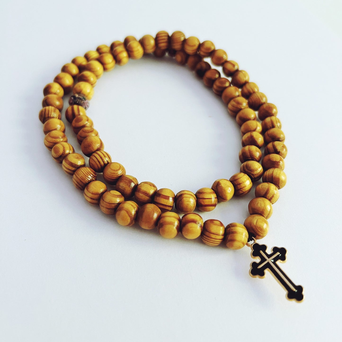 Bracelet de prière en bois de 75 perles avec entretoises lavande et croix émaillée noire