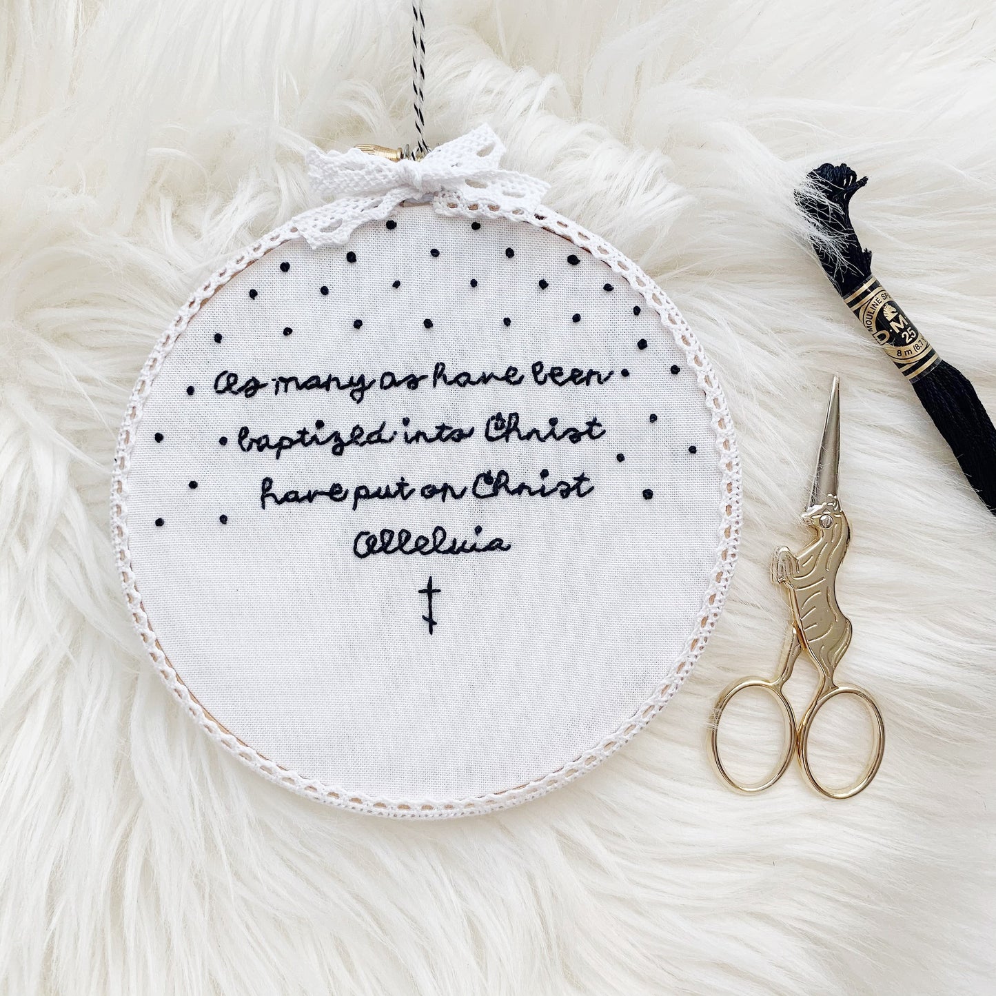 Cadeau de baptême brodé sur tissu en coton biologique