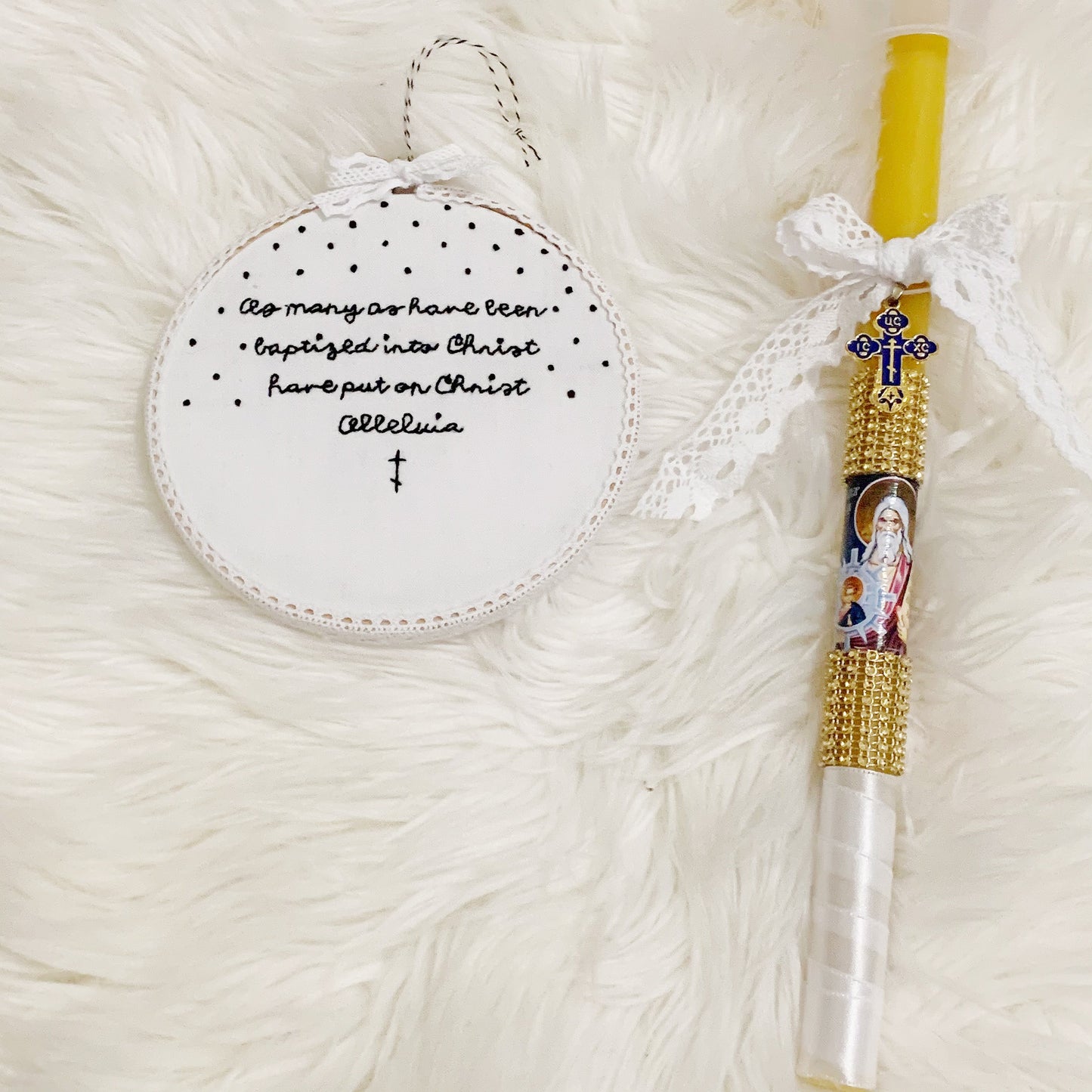 Cadeau de baptême brodé sur tissu en coton biologique