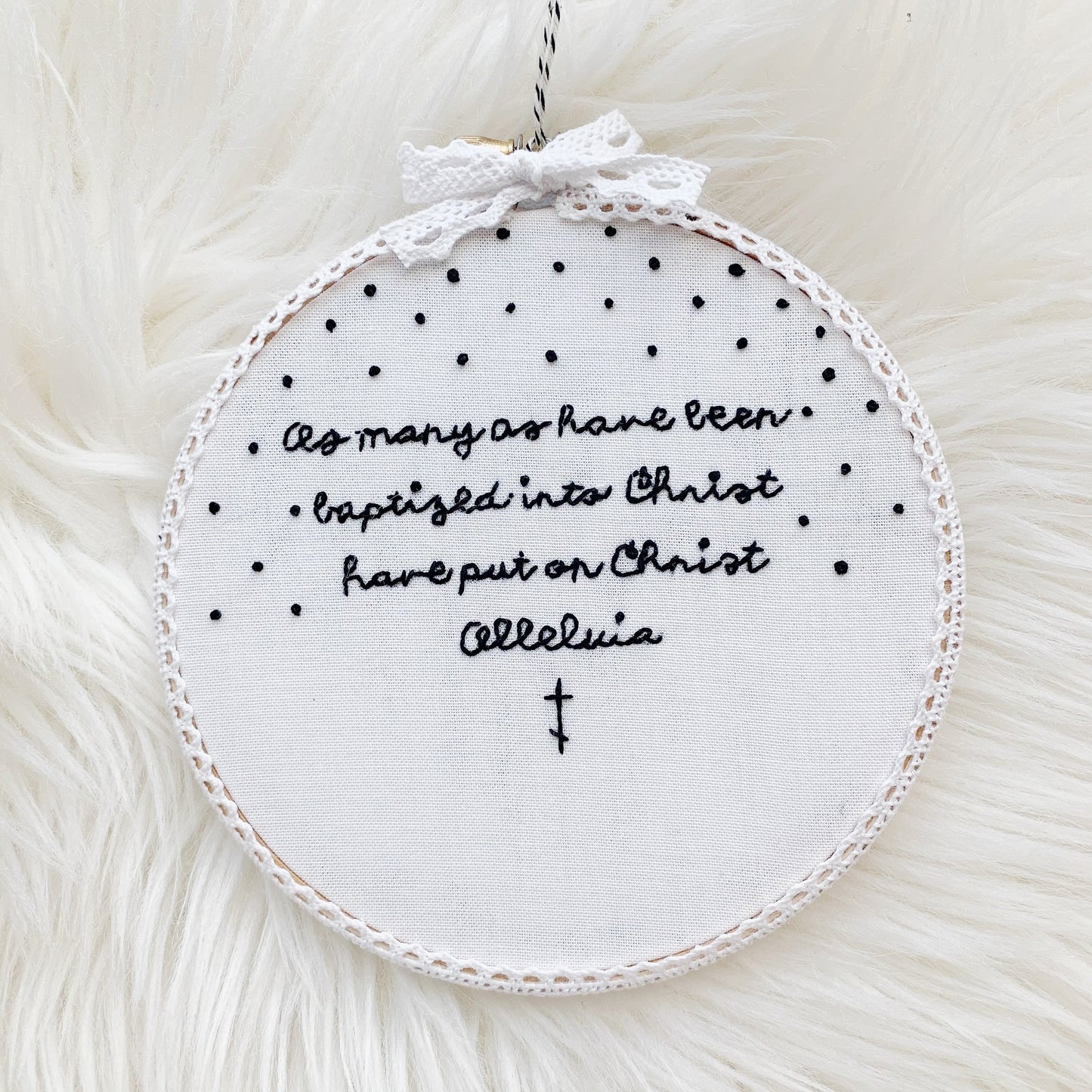 Cadeau de baptême brodé sur tissu en coton biologique