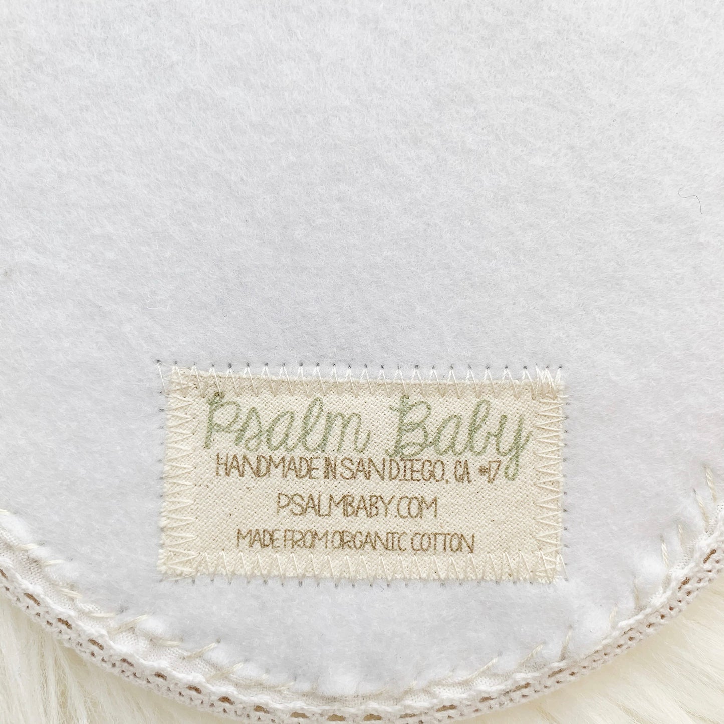 Cadeau de baptême brodé sur tissu en coton biologique