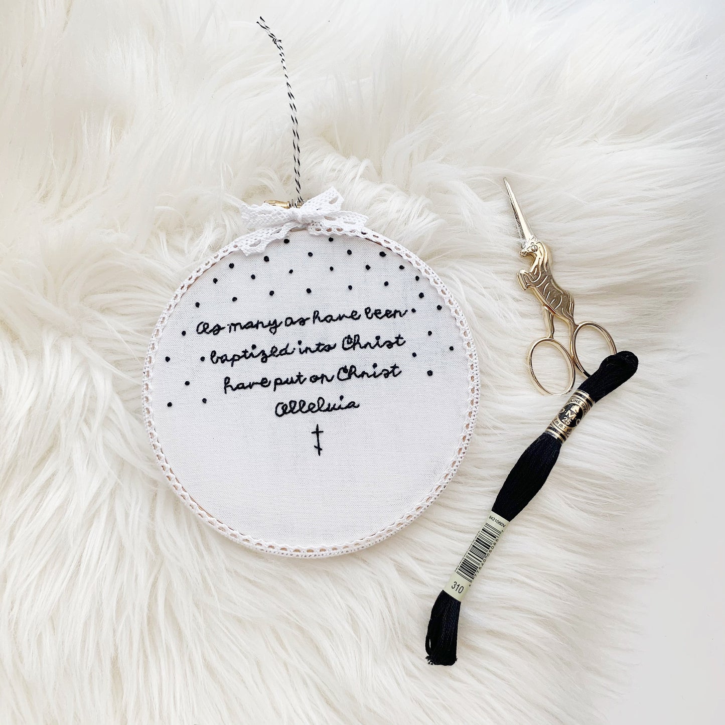 Cadeau de baptême brodé sur tissu en coton biologique
