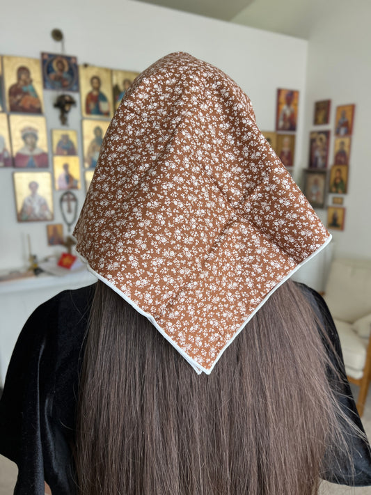 Cobertura para la cabeza con encaje triangular