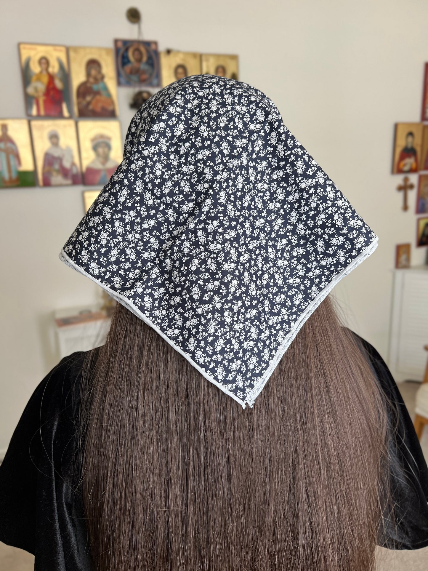Cobertura para la cabeza con encaje triangular