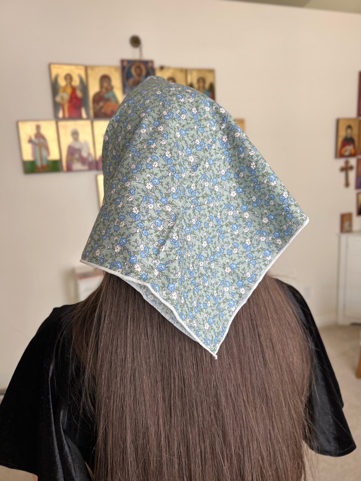 Cobertura para la cabeza con encaje triangular