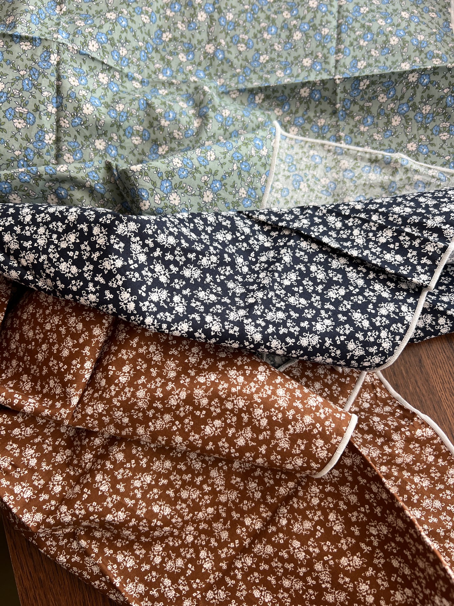 Cobertura para la cabeza con encaje triangular