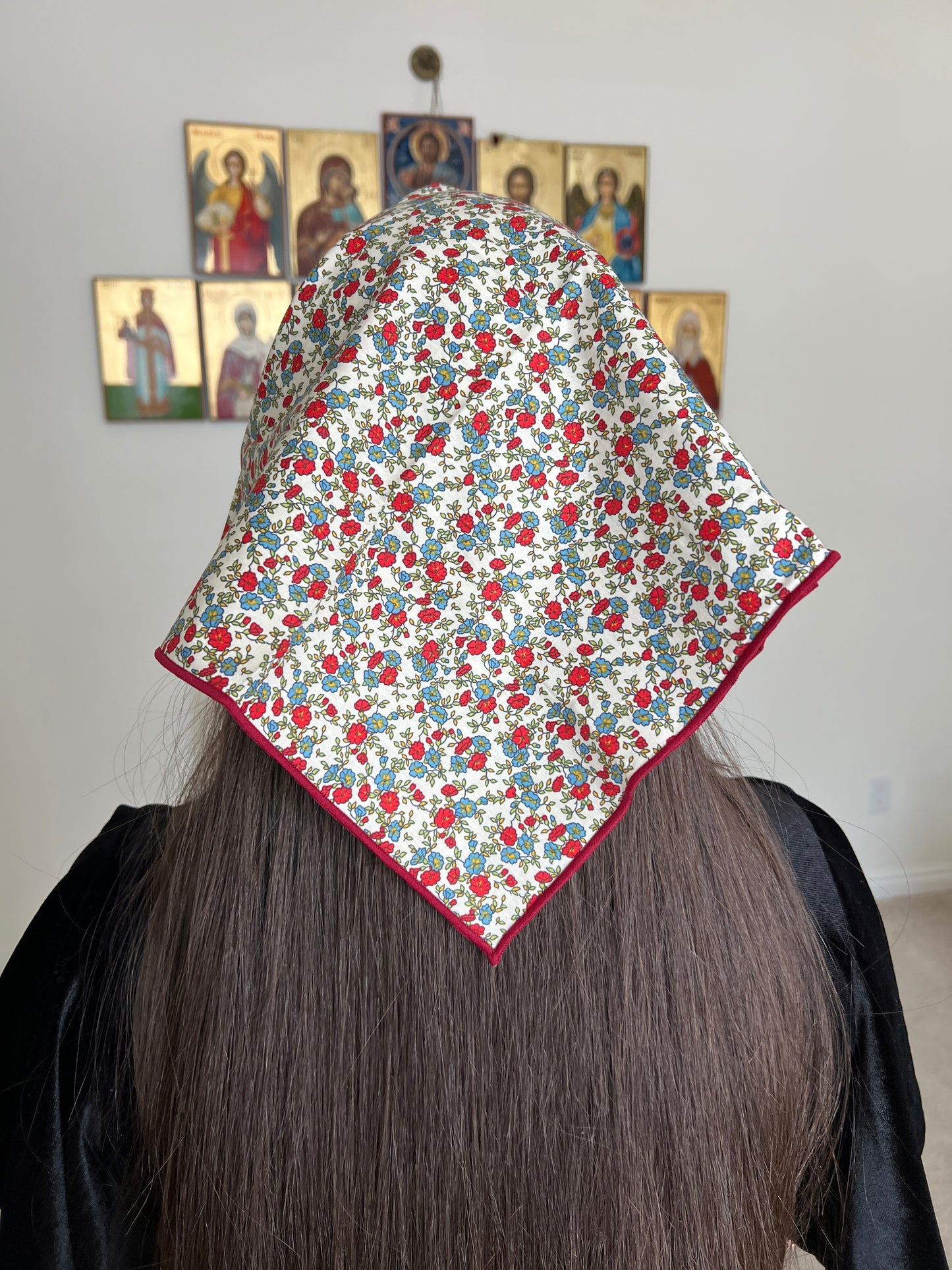 Cobertura para la cabeza con encaje triangular