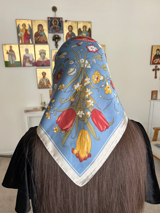 Cobertura para la cabeza con encaje triangular