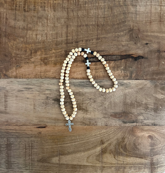 Pulsera de oración de madera oscura de 75 cuentas con espaciadores rojos