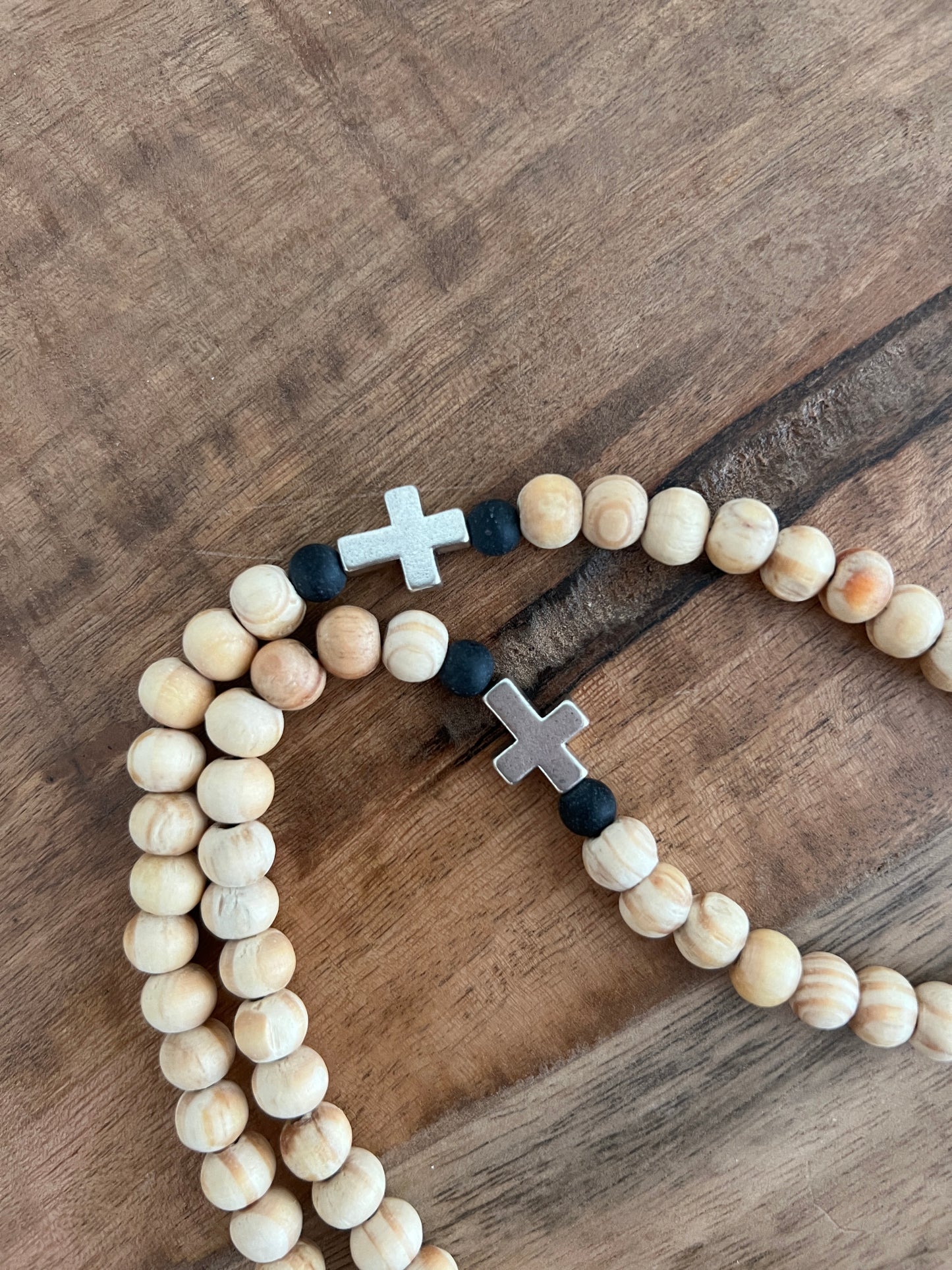 Pulsera de oración de madera oscura de 75 cuentas con espaciadores rojos