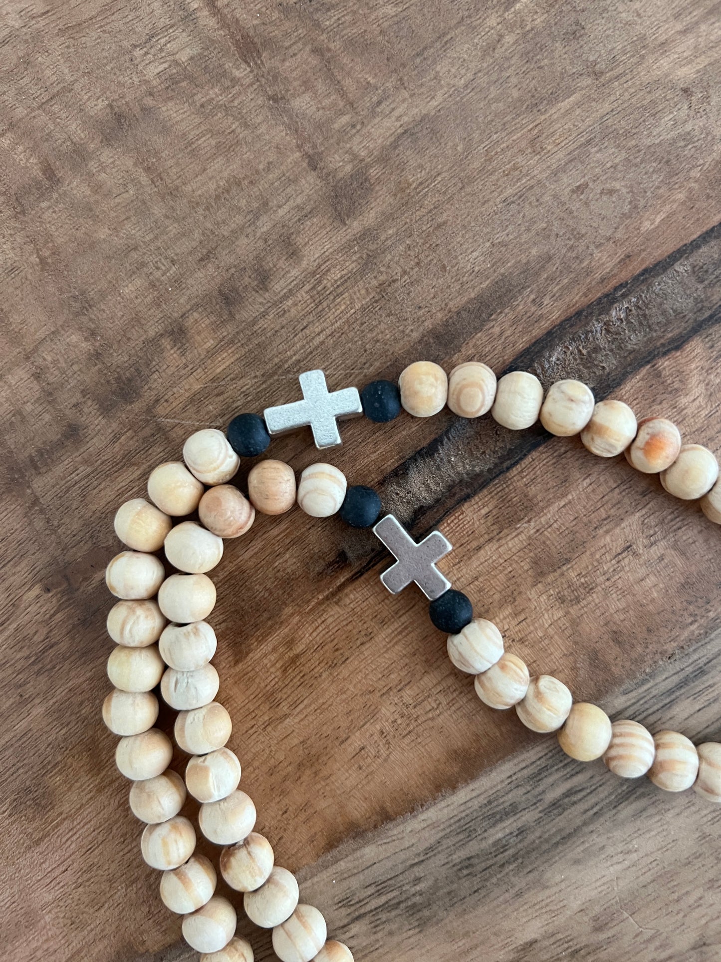 Pulsera de oración de madera oscura de 75 cuentas con espaciadores rojos