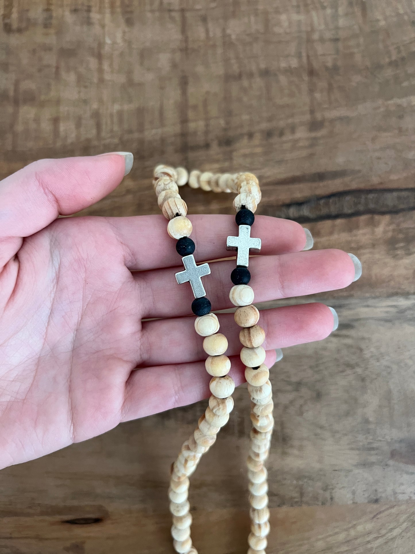 Pulsera de oración de madera oscura de 75 cuentas con espaciadores rojos