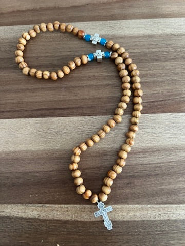 Pulsera de oración de madera oscura de 75 cuentas con espaciadores rojos