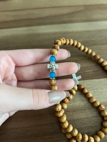 Pulsera de oración de madera oscura de 75 cuentas con espaciadores rojos