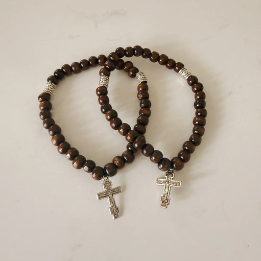Pulsera de oración de madera oscura de 33 cuentas con espaciadores rojos de cruz plateada