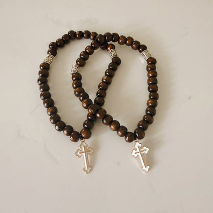 Pulsera de oración de madera oscura de 33 cuentas con espaciadores rojos de cruz plateada