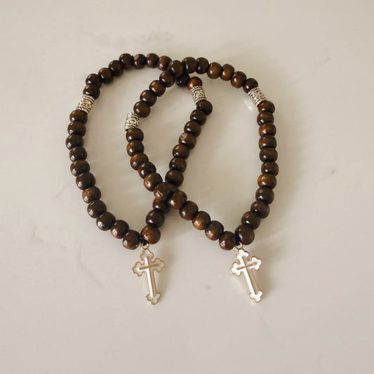 Pulsera de oración de madera oscura de 33 cuentas con espaciadores rojos de cruz plateada