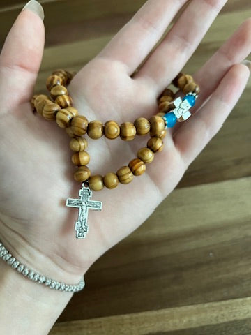 Pulsera de oración de madera oscura de 75 cuentas con espaciadores rojos