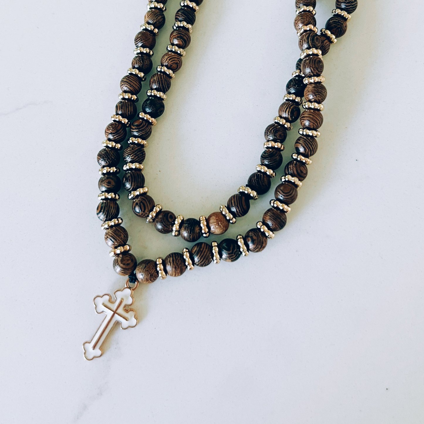 Bracelet de prière en bois foncé à 75 perles avec perles d'espacement rouges