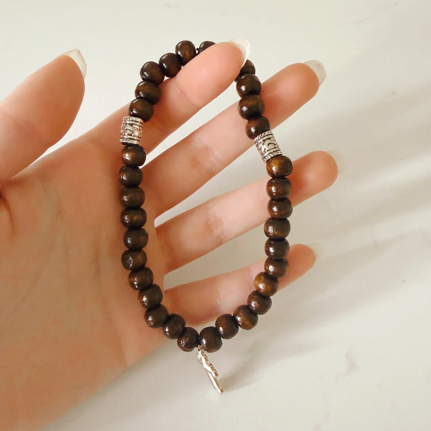 Pulsera de oración de madera oscura de 33 cuentas con espaciadores rojos de cruz plateada